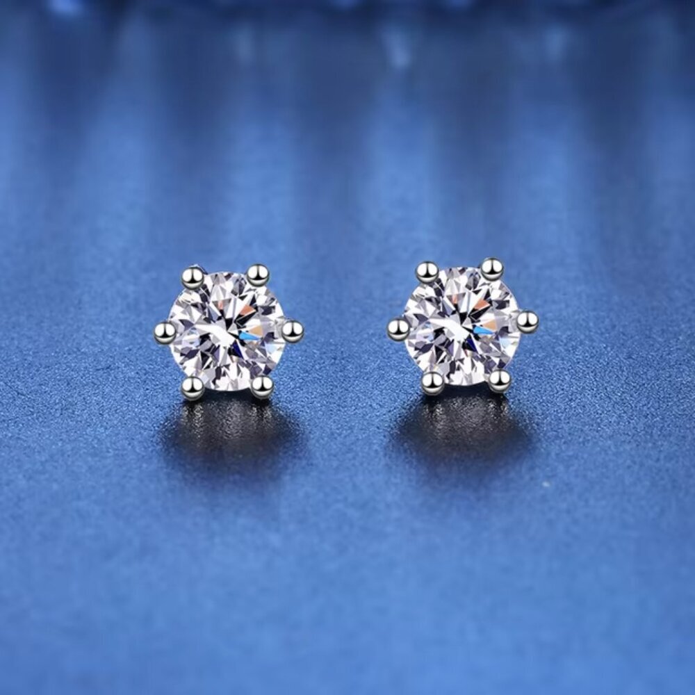 NWOT Gorgeous 6 Prong Studs Earrings With Box - Picture 3 of 4